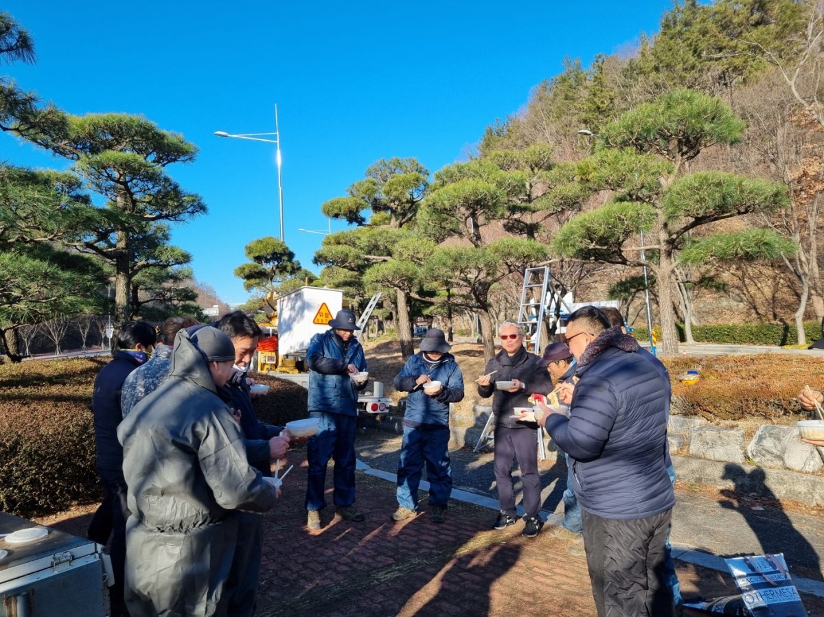 울산시설공단이 현장 실외 근무자에게 따뜻한 어묵탕을 제공한 가운데 근무자들이 어묵탕을 먹고 있다. 사진제공ㅣ울산시설공단