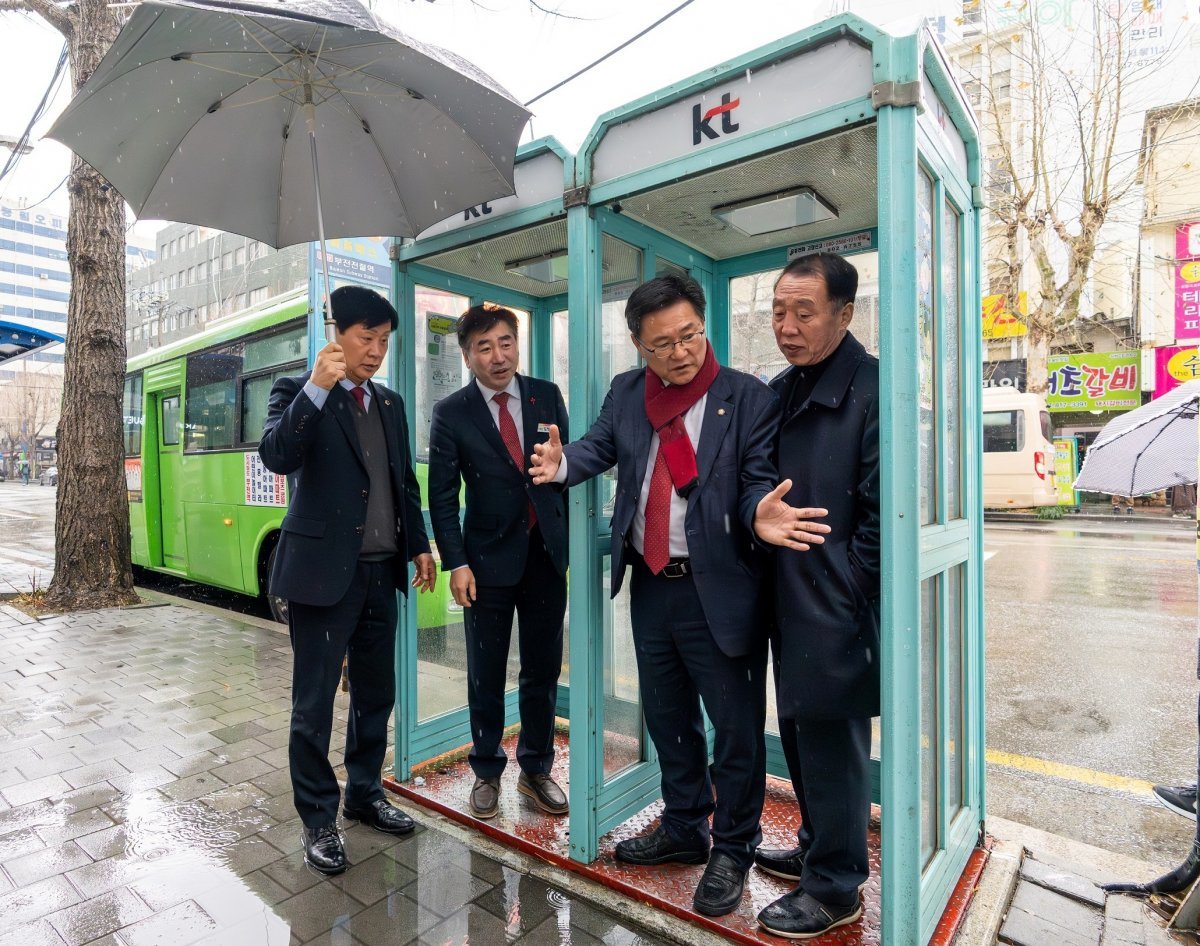 부산 부산진구가 ‘구청장 동 순방 주민과의 대화’를 진행하고 있는 가운데 김영욱(왼쪽 두 번째) 구청장이 현장을 방문해 지역 현안을 살펴보고 있다. 사진제공ㅣ부산 부산진구