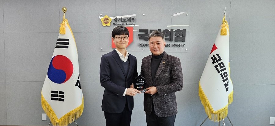 경기도의회 국민의힘이 ‘입법자문위원’에 감사패를 전달했다. 사진제공ㅣ경기도의회