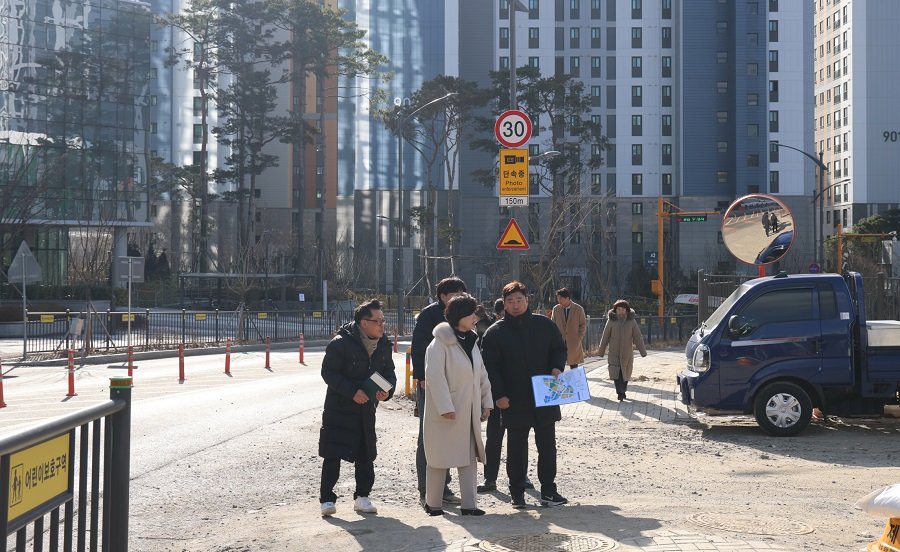 신계용 과천시장이 ‘율목초·중통합 학교’를 점검했다. 사진제공ㅣ과천시청