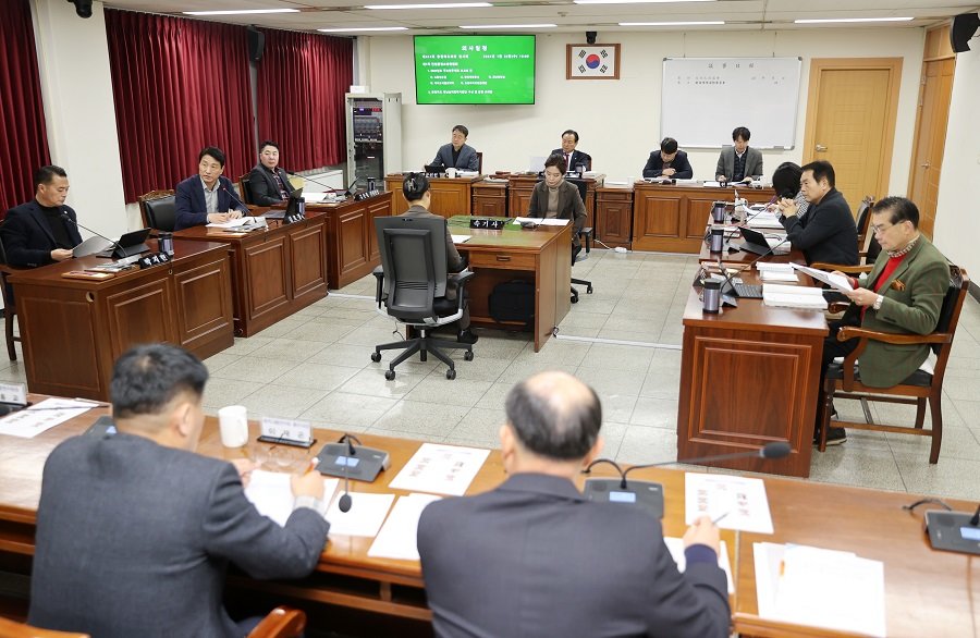 충북도의회 제414회 임시회 1차 건설환경소방위원회 모습. 사진제공ㅣ충북도의회