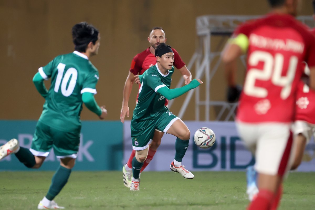 대전하나시티즌 주장 조유민(가운데)이 23일 베트남 하노이의 항더이 스타디움에서 열린 발리 유나이티드(인도네시아)와의 \'BIDV 
초청 하나플레이컵\' 1차전에서 드리블 돌파를 시도하고 있다. 이날 대전하나는 1-0으로 이겨 27일 비엣텔FC(베트남)과 같은 
장소에서 결승전을 갖는다.
사진제공 | 대전하나시티즌