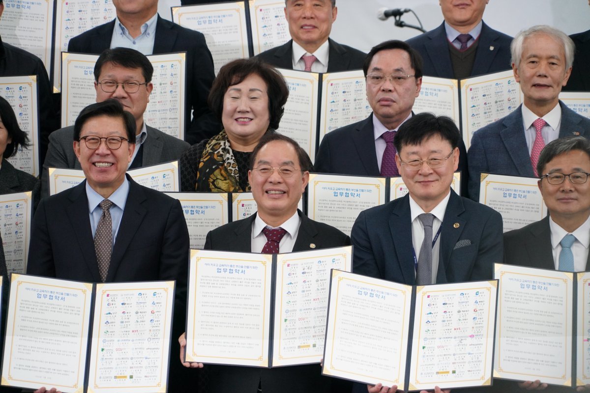 23일 진행된 부산형 통합 늘봄 프로젝트 대시민 발표·업무협약에서 박형준 부산시장(앞줄 왼쪽 첫 번째), 하윤수 부산시교육감(앞줄 왼쪽 두 번째)이 관계자들과 기념촬영을 하고 있다. 사진제공ㅣ부산시교육청