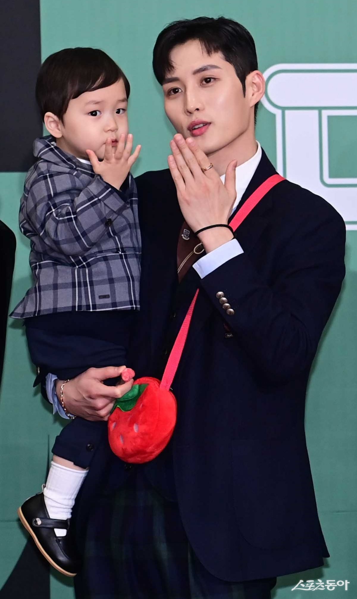 ‘펜싱 어벤저스’ 김준호가 가족과 더 많은 시간을 보내기 위해 국가대표를 은퇴하고 플레잉코치로 첫 발은 내딛는다. 김준호가 지난해
 12월 23일 열린 ‘2023 KBS 연예대상’ 포토월에서 아들과 함께 포즈를 취하고 있다. 주현희 기자 
teth1147@donga.com