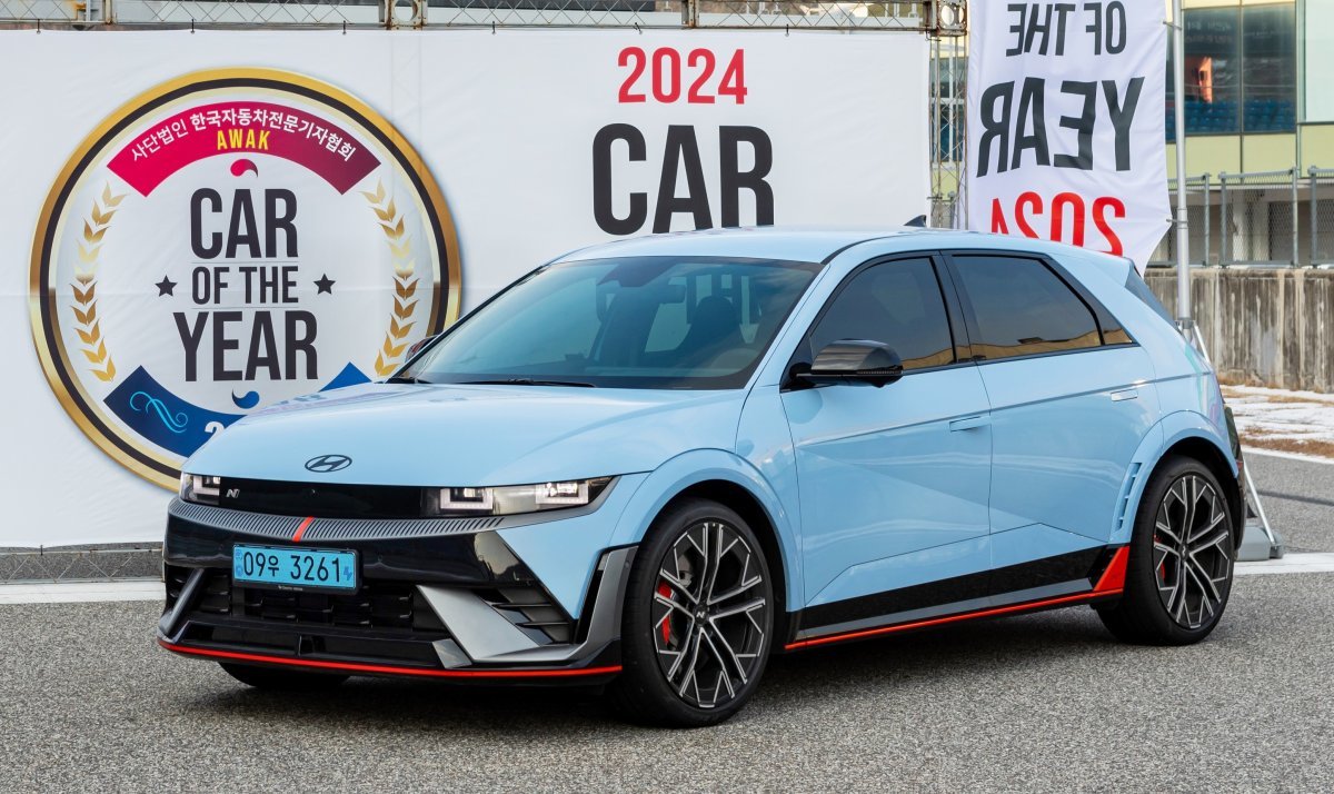 아이오닉 5 N(사진)은 ‘올해의 EV 크로스오버’, ‘올해의 퍼포먼스’로 선정된데 이어 ‘왕중왕’으로 불리는 ‘올해의 차’에 최종 선정되며 3관왕을 차지했다. 사진제공｜한국자동차전문기자협회
