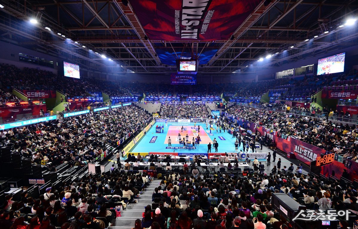 27일 인천 삼산월드체육관에서 ‘2023-2024 도드람 V리그 올스타전‘ 경기가 열렸다. 6,120명의 배구팬이 관중석을 가득메워 응원을 펼치고 있다. 인천 | 김민성 기자 marineboy@donga.com