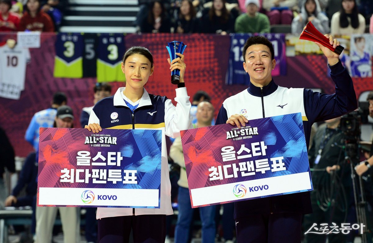 27일 인천 삼산월드체육관에서 ‘2023-2024 도드람 V리그 올스타전‘ 경기가 열렸다. 올스타 팬 투표 1위를 차지한 김연경과 신영석이 기념촬영을 하고 있다. 인천 | 김민성 기자 marineboy@donga.com