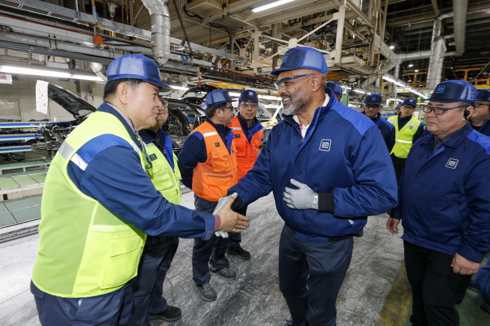 GM 부평공장에서 GM 한국사업장 임직원들의 노고를 치하하고 있는 제럴드 존슨 GM 글로벌 생산 부문 총괄부사장(가운데). 사진제공｜GM