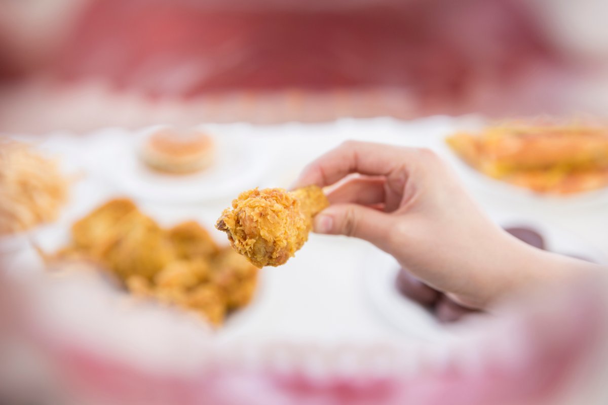 젊은 통풍환자의 증가는 치킨, 고기류 등의 배달음식과 집에서 소맥, 치맥, 하이볼, 혼술 등을 즐기면서 신체활동은 줄고 고지방, 고단백 위주의 음식 섭취는 늘어 비만이 증가하는 것이 주요 원인으로 보고 있다.