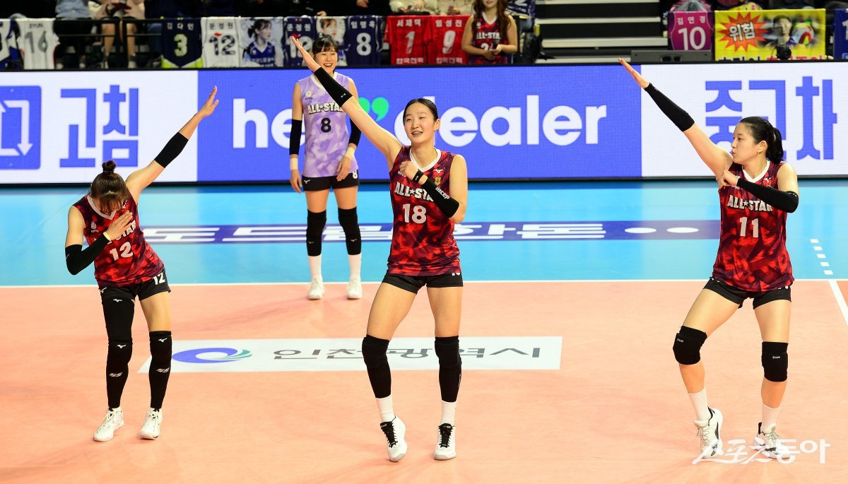 27일 인천 삼산월드체육관에서 ‘2023-2024 도드람 V리그 올스타전‘ 경기가 열렸다. K-스타 문정원, 김세빈, 이다현이 댄스를 펼치고 있다. 인천 | 김민성 기자 marineboy@donga.com