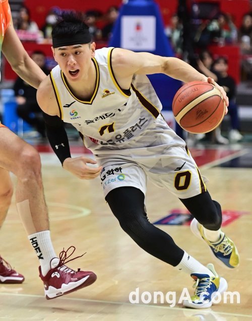 28일 수원KT소닉붐아레나에서 열린 ‘2023-2024 정관장 프로농구’ 수원 KT와 창원 LG의 경기에서 LG 이관희가 KT
하윤기의 수비를 뚫고 드리블 돌파를 하고 있다. 수원 | 주현희 기자 teth1147@donga.com