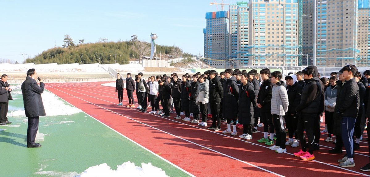 윤병태 나주시장이 지난 25일 전국 육상팀 동계 스토브리그 현장을 방문해 전지훈련 선수단을 격려하고 있는 모습. 사진제공ㅣ나주시