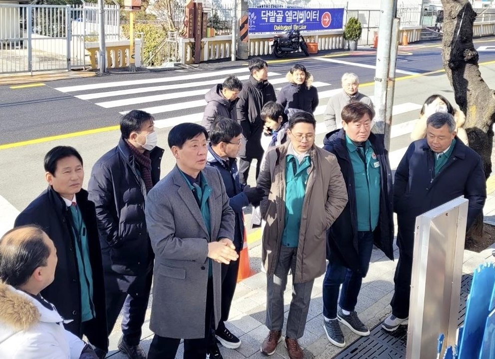 부산시의회 건설교통위원회가 지난 25일 서구에 위치한 ‘닥밭골, 새바람’ 도시재생사업 현장점검을 하고 있는 모습. 사진제공ㅣ부산시의회