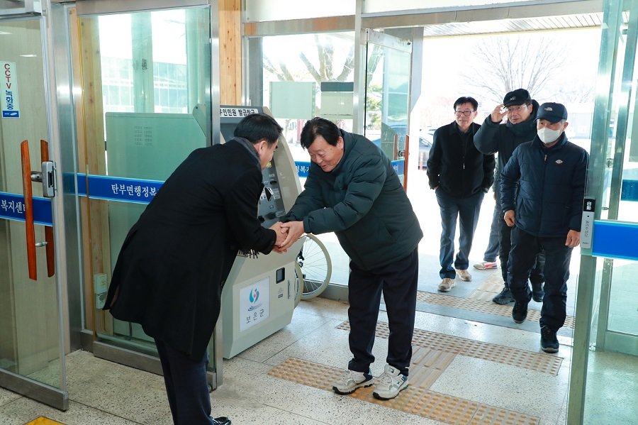 최재형 군수가 주민들을 맞이하는 모습. 사진제공ㅣ보은군청