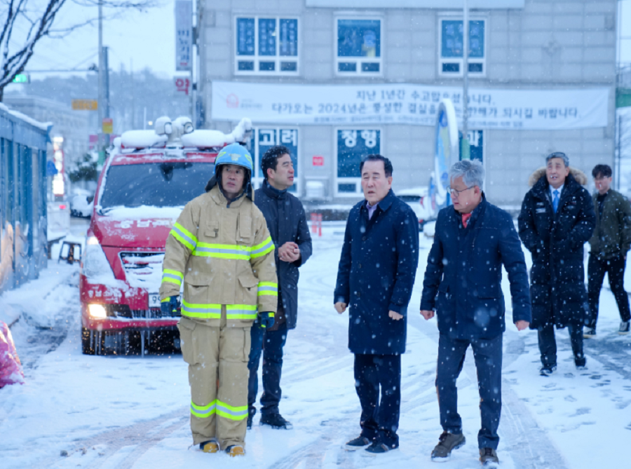 김지철 충남교육감이 서천특화시장 화재 현장을 방문했다. 사진제공ㅣ충남교육청