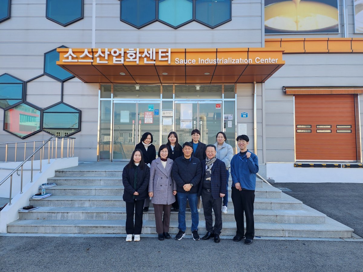 영광군이 지난 25일 전북 익산시 소재 국가 주도형 식품 전문 산업단지에 위치한 한국식품산업클러스터진흥원을 방문했다. 사진제공ㅣ영광군