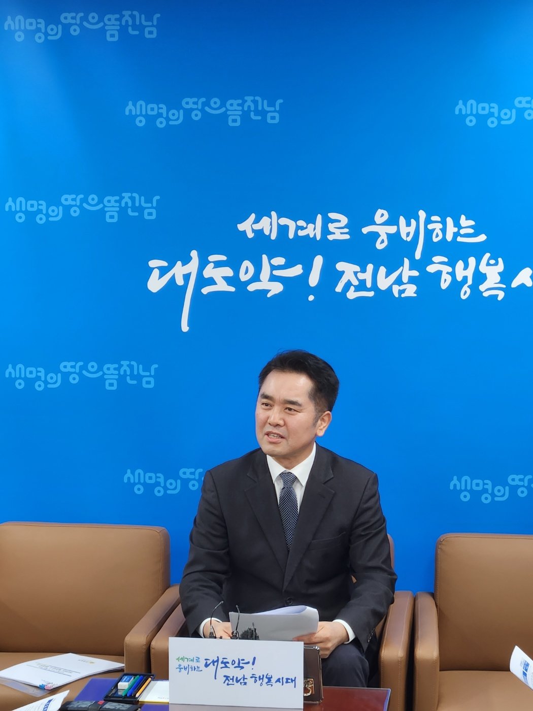 김세국 전남도 감사관이 30일 오전 기자간담회를 통해 도와 22개 시군의 ‘공유재산 관리 및 활용실태’ 특정감사 결과 설명을 주제로 8천208억 원의 숨은 재산을 찾아냈다고 설명하고 있다. 사진ㅣ양은주 기자