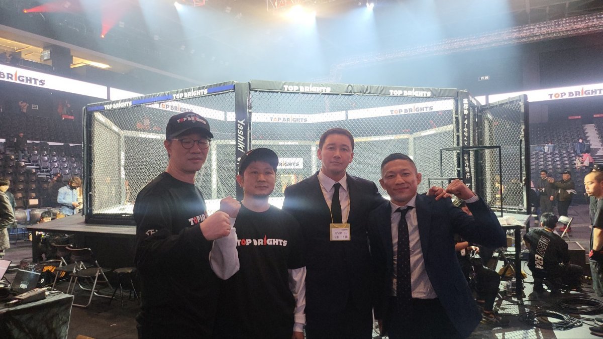 로드FC 정문홍 회장(오른쪽 두 번째)이 지난 21일 일본 군마현 오타시 오픈 하우스 아레나 오타에서 열린 일본 격투 단체 ‘탑 브라이츠‘의 첫 대회에 방문해 호리구치 쿄지(맨 오른쪽)를 비롯한 대회 대표진과 함께 사진촬영을 하는 모습. 사진제공 | 로드FC