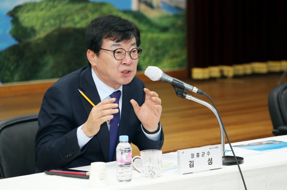 김성 장흥군수가 지난 2023년 군민과의 대화를 진행하고 있는 모습. 사진제공ㅣ장흥군