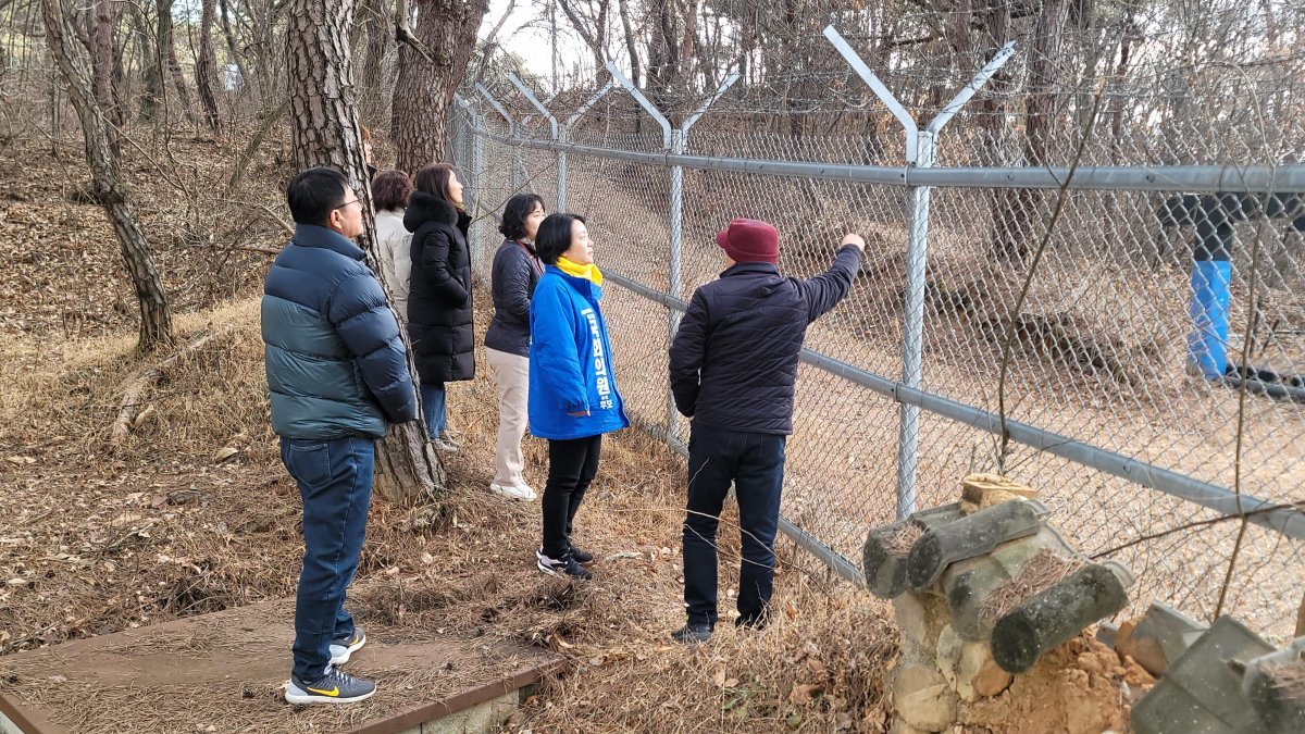 31사단 유격훈련장 부지를 둘러보고 있는 김세미가 예비후보. 사진제공ㅣ김세미가 예비후보