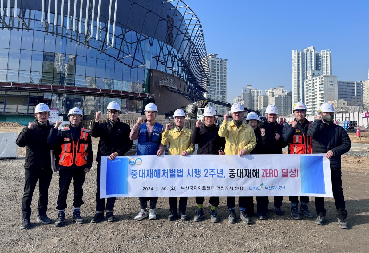 부산도시공사가 지난 30~31일 설을 앞두고 공사가 관리 중인 다중이용시설과 임대아파트, 건설 현장에 대한 안전관리 실태를 점검한 가운데 관계자들이 기념촬영을 하고 있다. 사진제공ㅣ부산도시공사