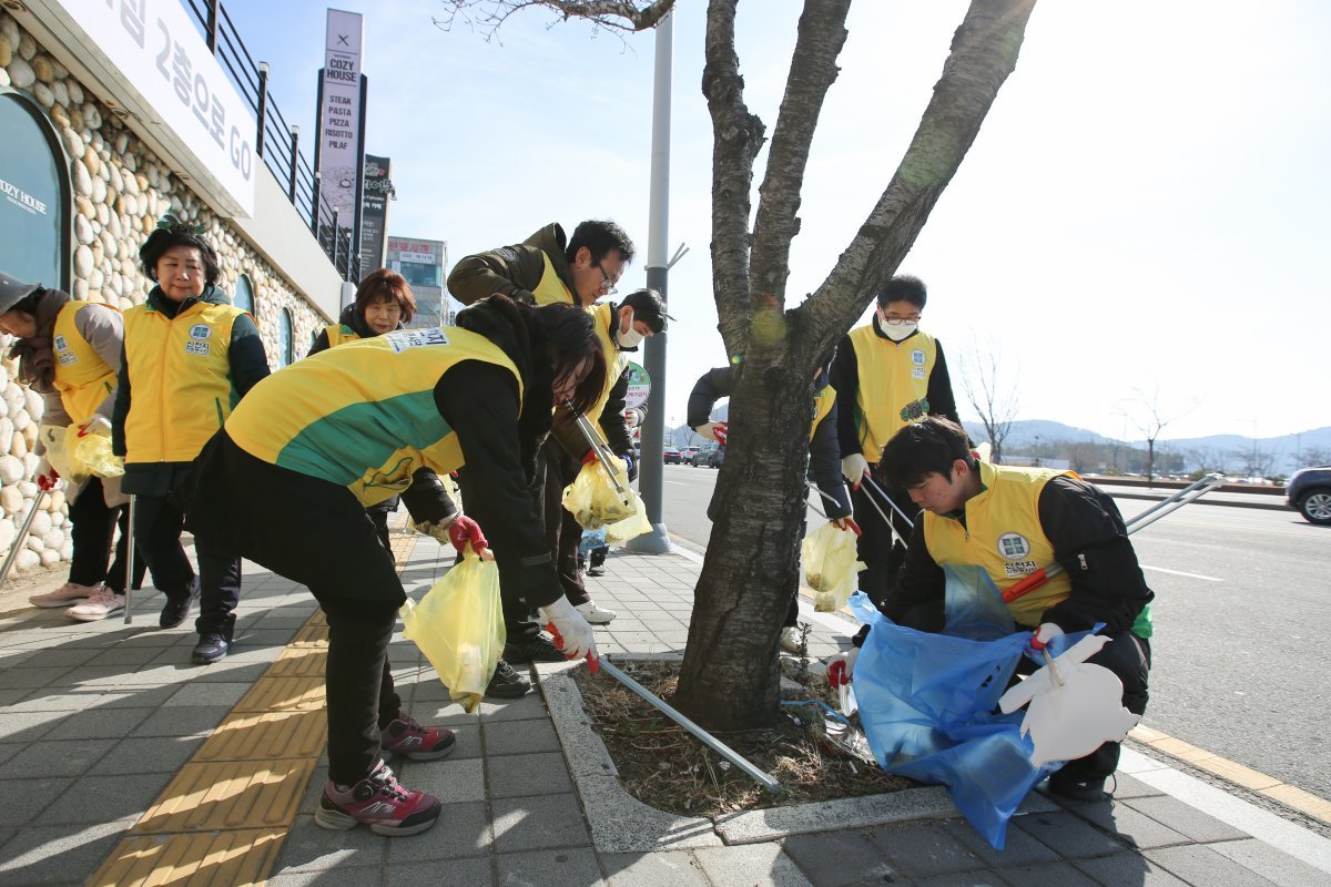 신천지자원봉사단 부산서부지부가 지난 27일 다대포해수욕장 갈맷길 일대에서 무단투기 쓰레기를 수거하고 있다. 사진제공ㅣ신천지자원봉사단 부산서부지부