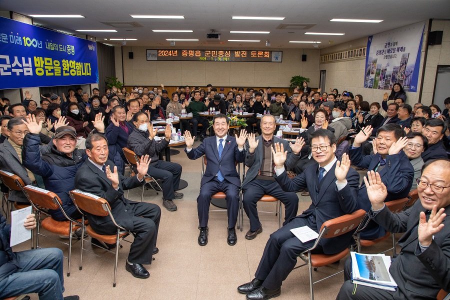 이재영 증평군수가 새해를 맞아 지난 30일, 31일 양일간 증평읍과 도안면을 방문하며 주민과의 소통행정 구현에 나섰다. 사진제공ㅣ증평군청