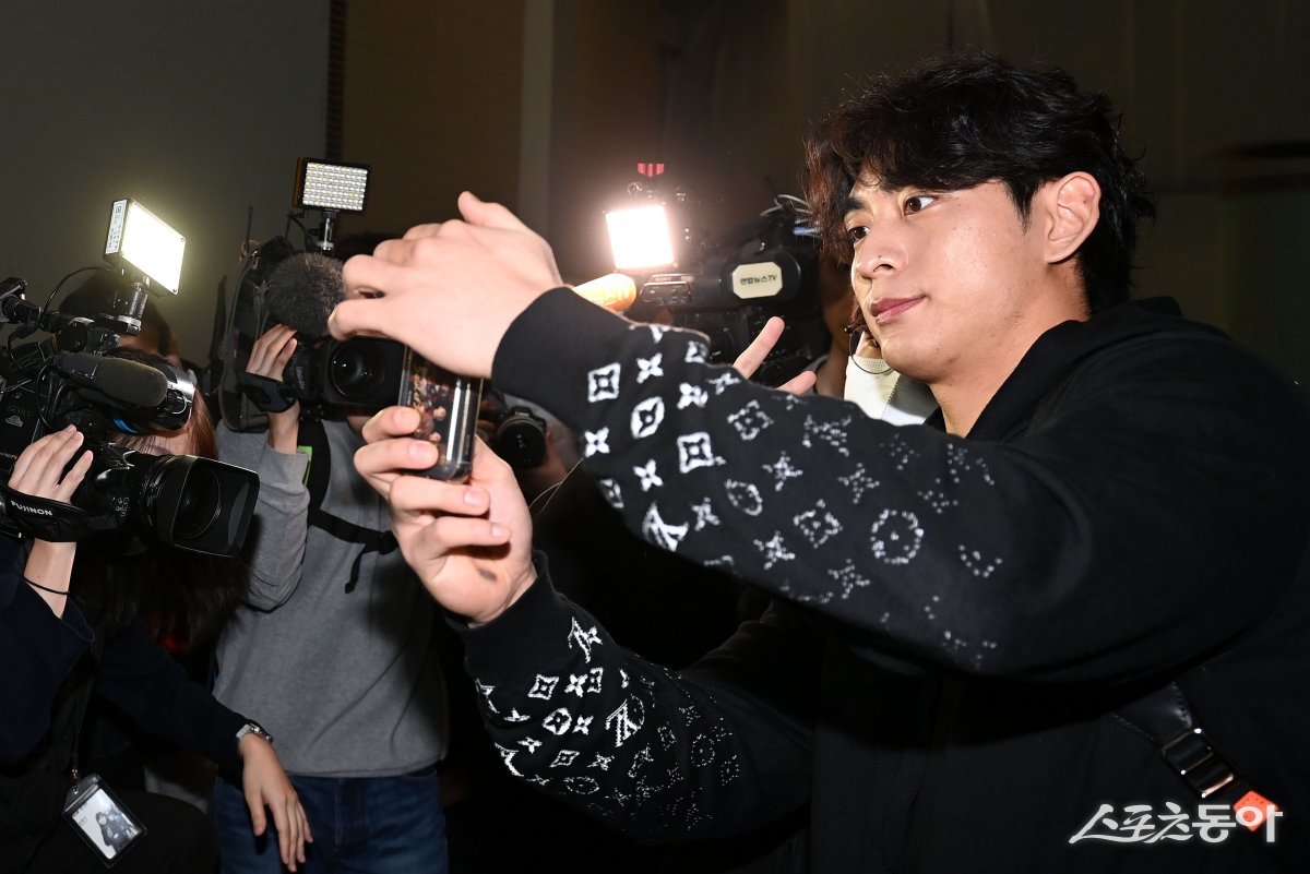 메이저리그(MLB) 샌프란시스코 자이언츠에 입단한 이정후가 스프링캠프 합류를 위해 1일 인천국제공항을 통해 미국 로스엔젤레스로 출국했다. 이정후가 팬과 기념촬영을 하고 있다. 인천국제공항 | 김민성 기자 marineboy@donga.com