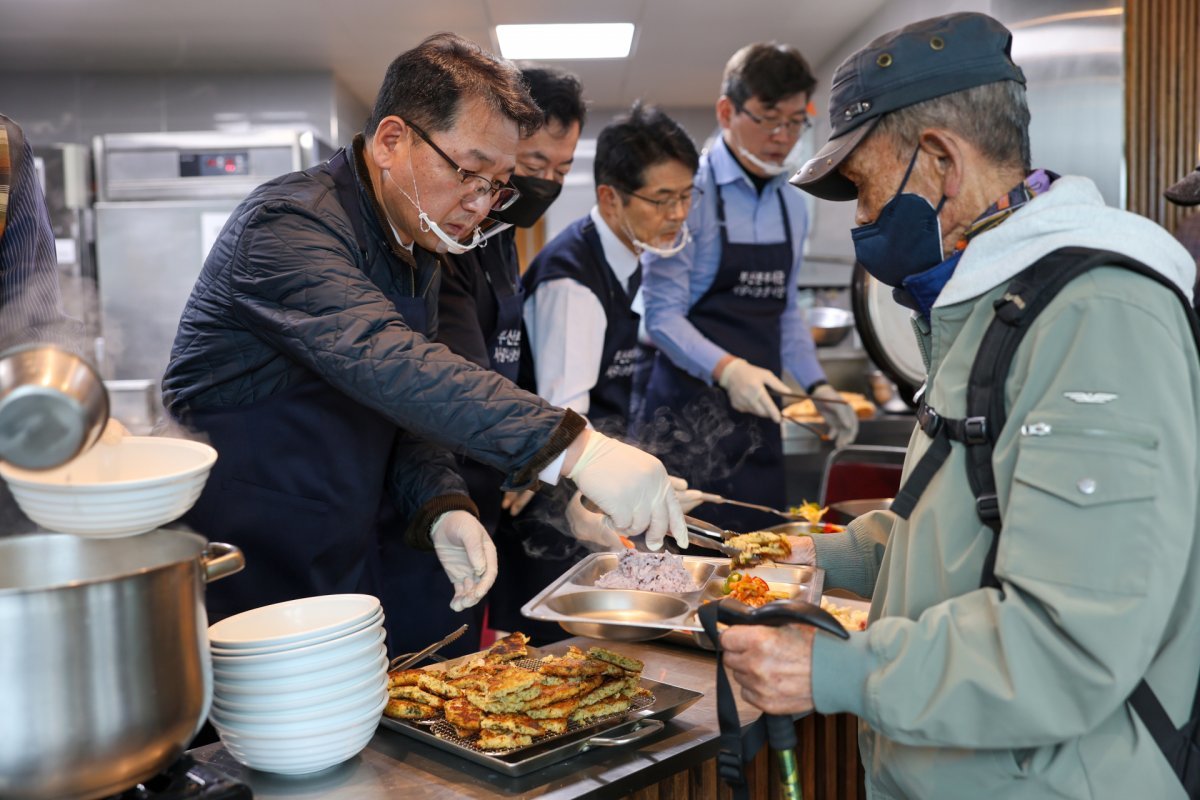 장웅요 세관장이 설 명절을 맞아 서구종합사회복지관을 방문해 배식봉사활동을 하고 있는 모습. 사진제공ㅣ부산본부세관