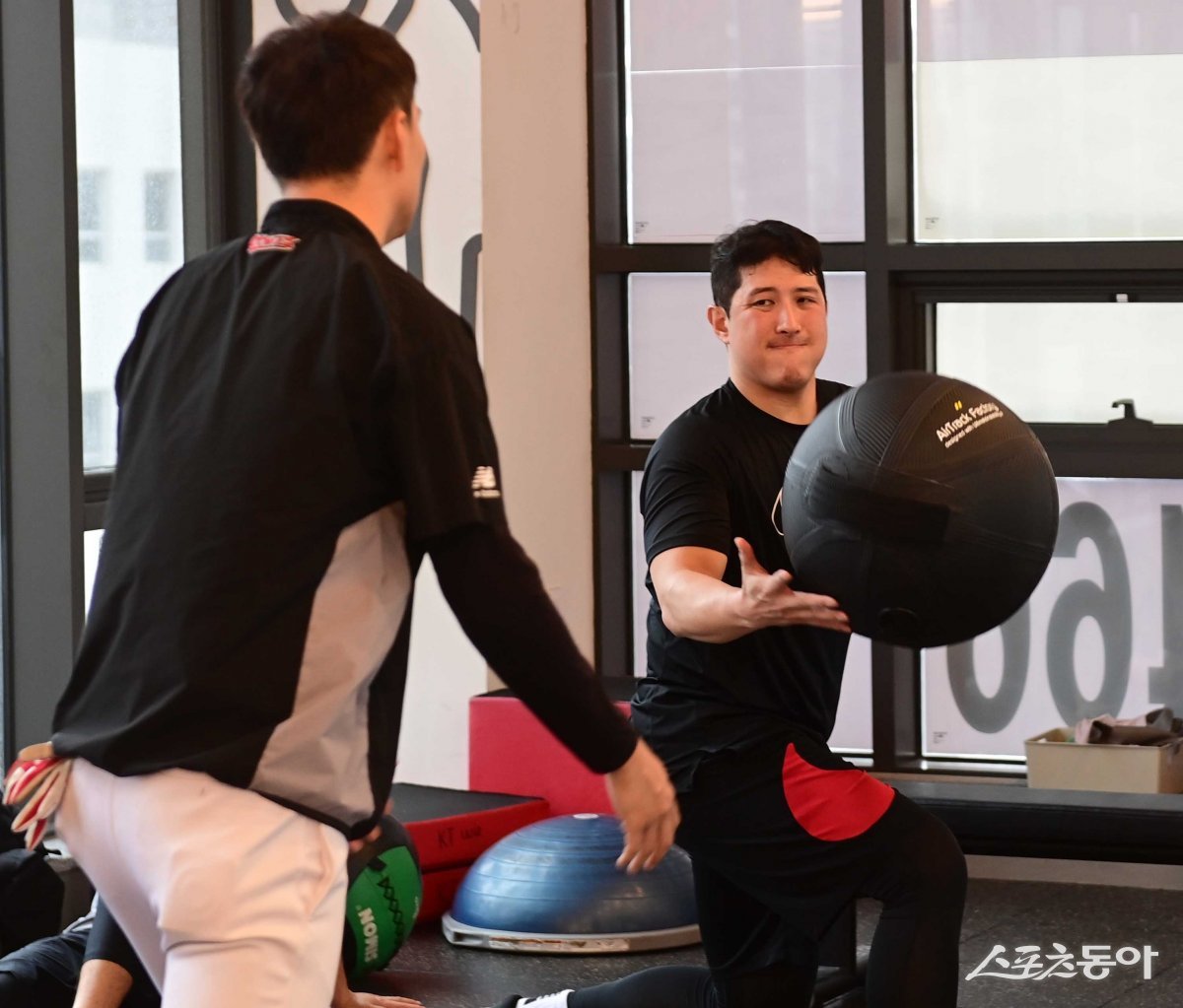 KT 황재균이 5일 부산 기장군 한 헬스장에서 열린 ‘2024 KT 위즈 스프링캠프’에서 웨이트 트레이닝을 하고 있다. 기장 | 주현희 기자 teth1147@donga.com