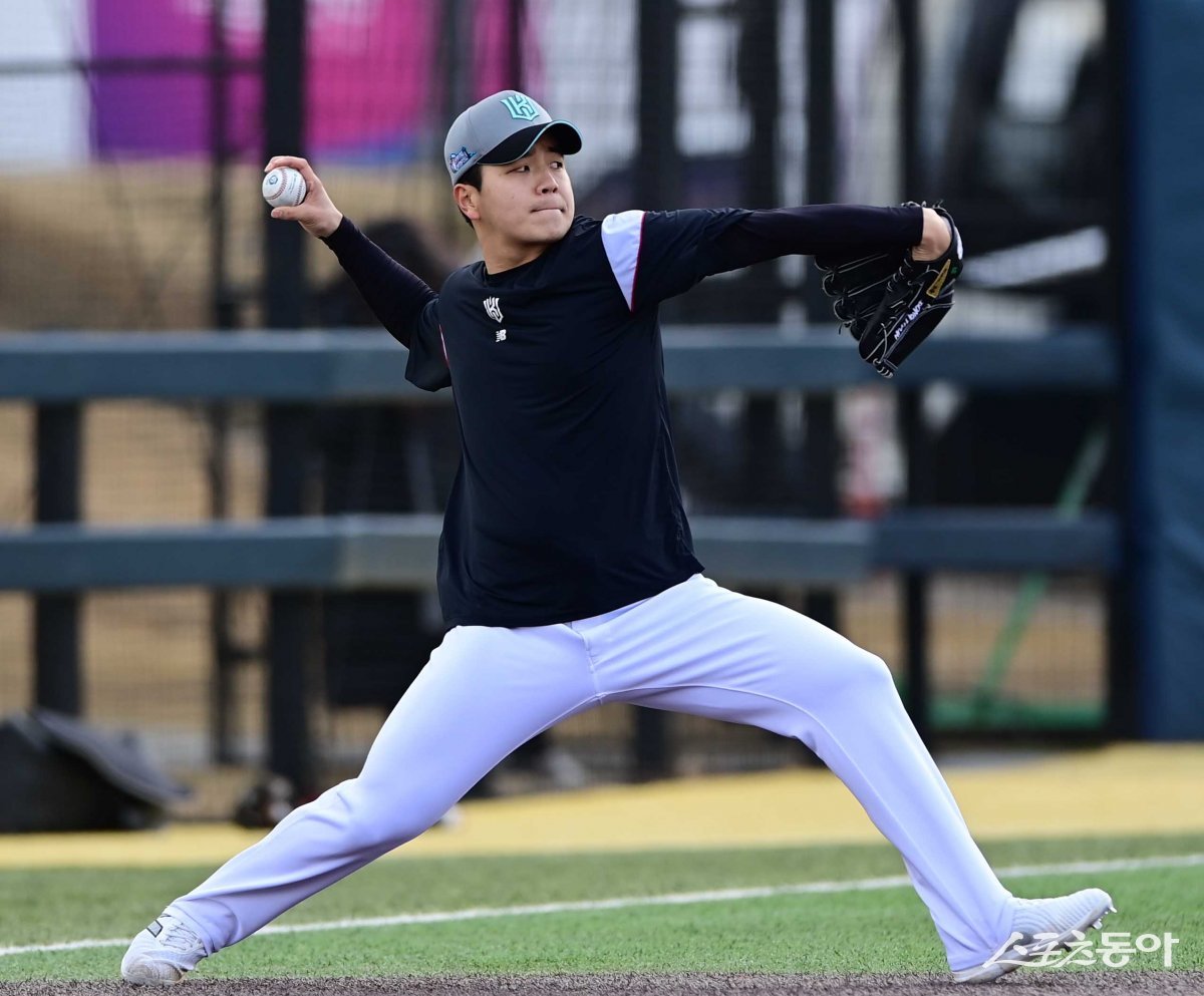 4일 부산 기장현대차드림볼파크에서 열린 ‘2024 KT 위즈 스프링캠프’에서 KT 손동현이 캐치볼을 하고 있다. 기장 | 주현희 기자 teth1147@donga.com