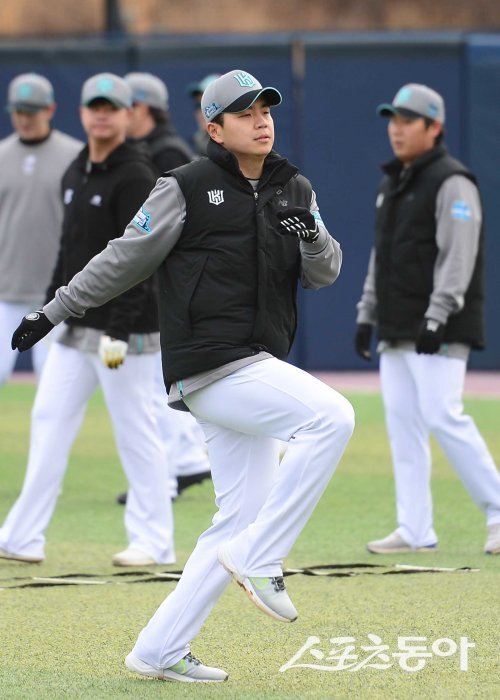 4일 부산 기장현대차드림볼파크에서 열린 ‘2024 KT 위즈 스프링캠프’에서 KT 손동현이 워밍업을 하고 있다. 기장 | 주현희 기자 teth1147@donga.com
