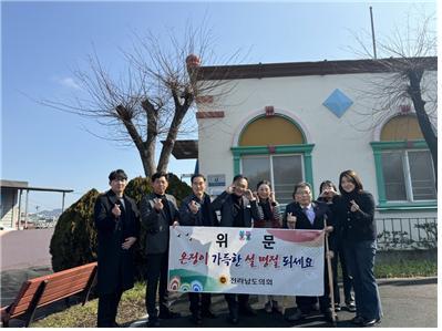 조옥현 전남도의회 교육위원장이 설 명절을 맞아 지난 1월 31일 목포지역 사회복지시설을 찾아 위문품을 전달했다. 사진제공 | 전남도의회