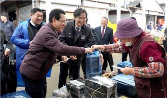 김영록 전라남도지사가 설 명절을 앞둔 5일 영암군 영암5일시장을 방문해 상인들을 격려하고 성수품을 구입했다. 사진제공｜전남도