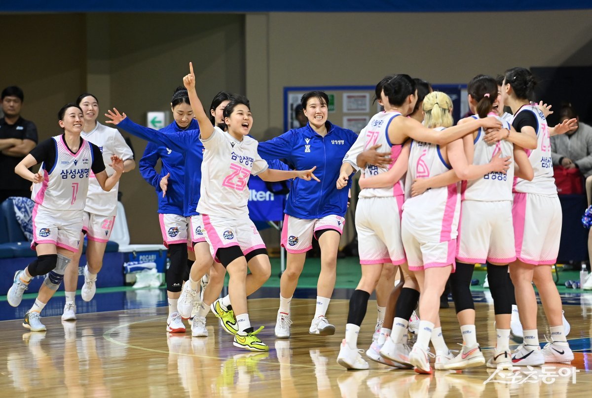 5일 아산이순신체육관에서 열린 ‘우리은행 우리WON 2023~24 여자프로농구’ 우리은행과 삼성생명 경기에서 70-61 승리를 거둔 삼성생명 선수들이 기뻐하고 있다. 아산 | 김종원 기자 won@donga.com