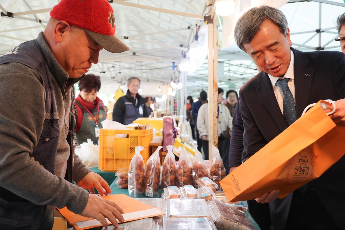 ‘바로마켓’을 돌아보는 정기환 한국마사회 회장 사진제공|한국마사회