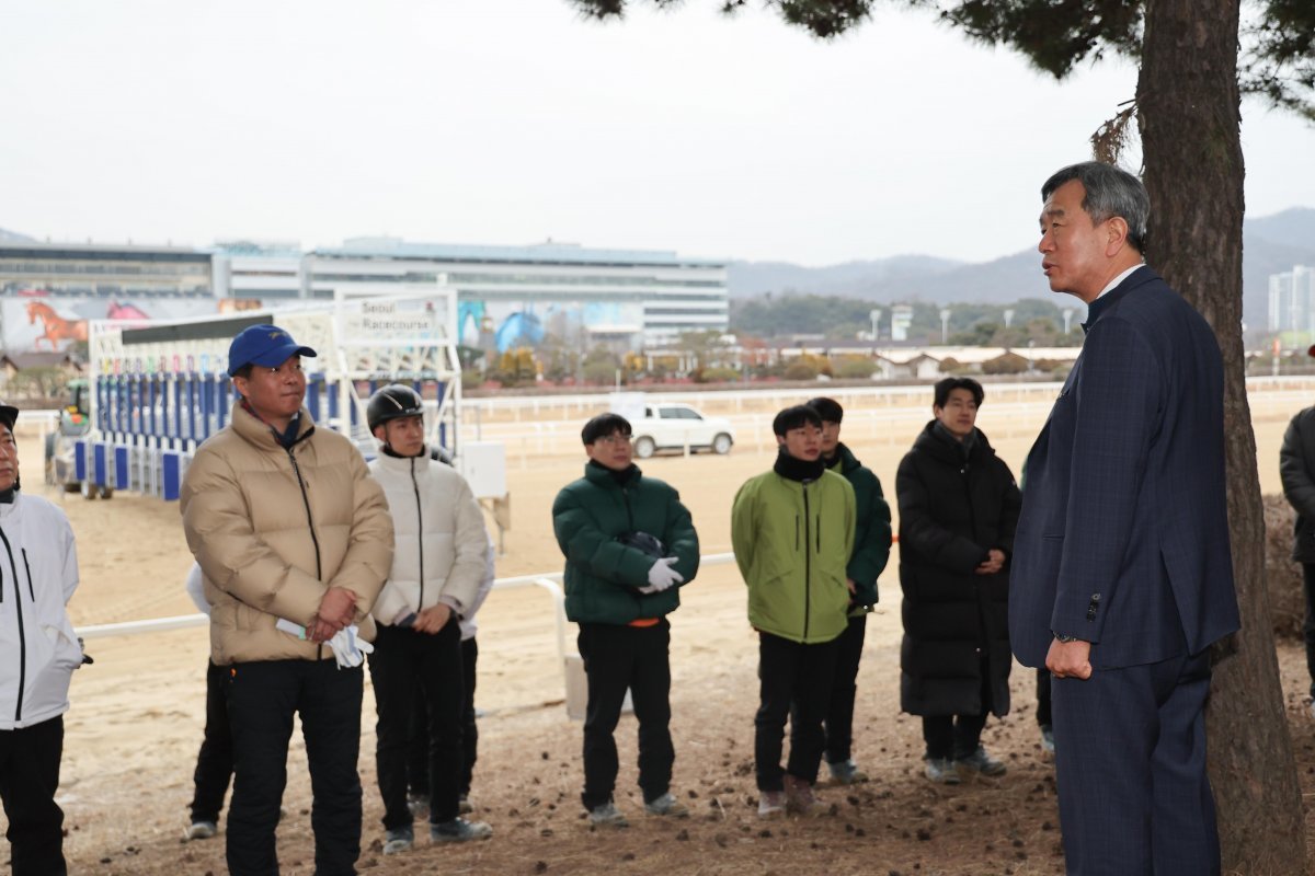 경마 출발대 점검 및 임직원 안전 당부하는 정기환 회장.
사진제공|한국마사회