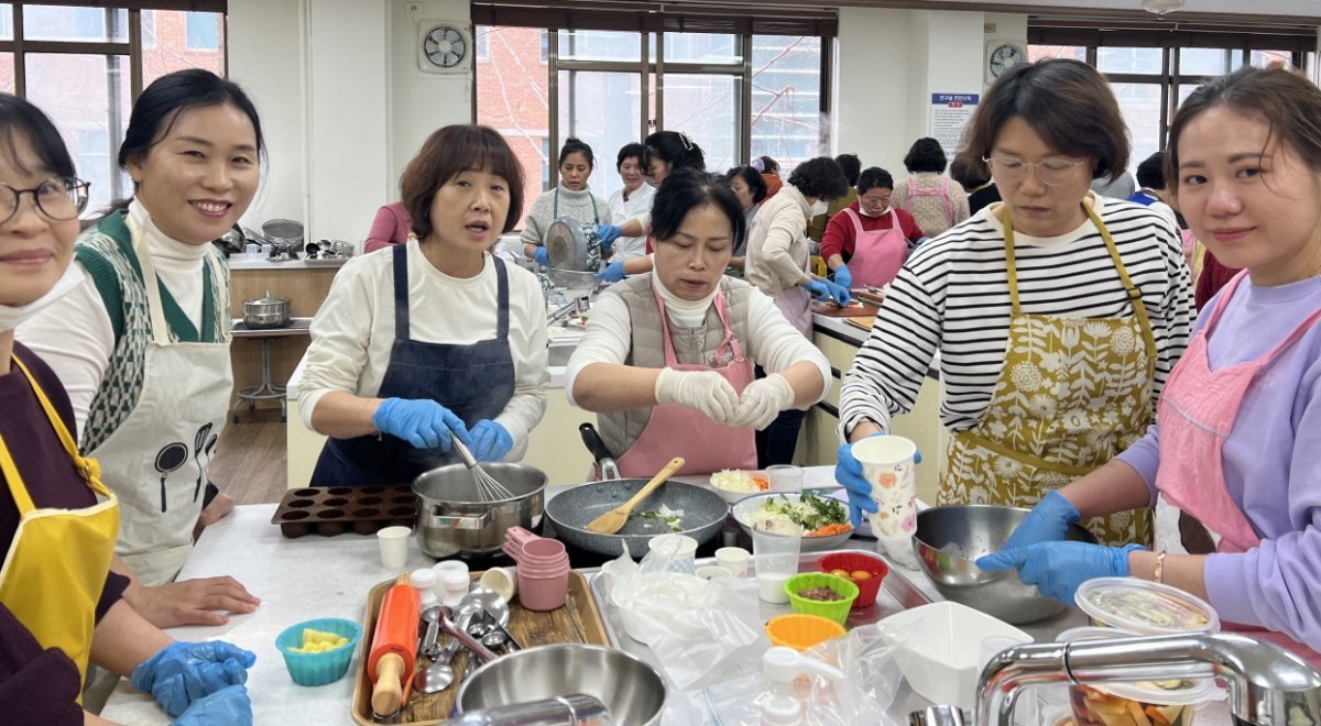 지난 1월 29일부터 지난 2일까지 목포대에서 열린 ‘조리 아카데미’에서 저탄소 급식 활성화를 위한 조리 실습을 하고 있는 전남 지역 학교급식 관계자들. 사진제공ㅣ전남도교육청