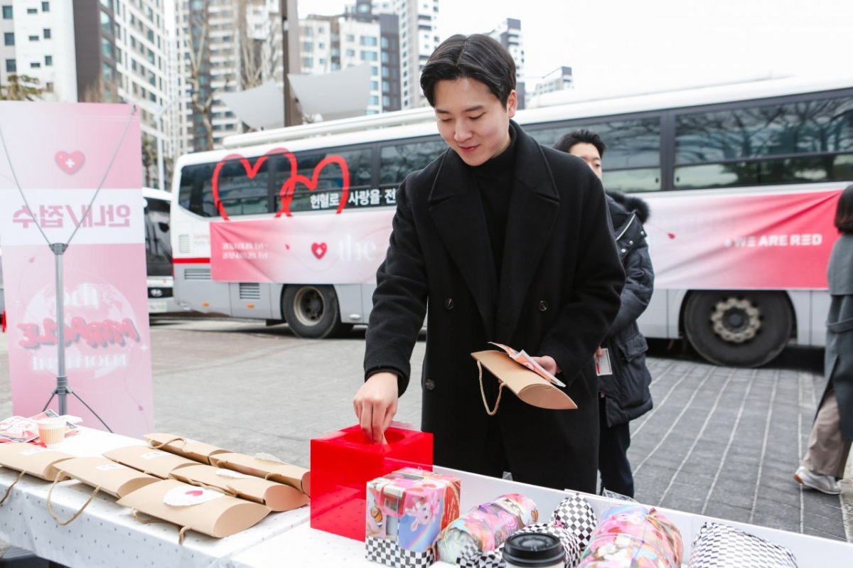 이현승 위아원 대표가 헌혈을 마친 후 헌혈증을 기부하고 있다. 사진제공ㅣ위아원