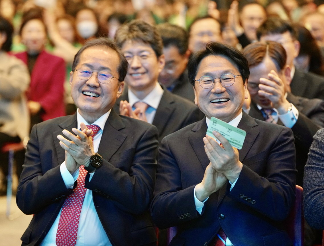 지난 7일 광주 김대중컨벤션센터에서 열린 ‘달빛철도 특별법 국회통과 축하행사’에서 박수를 치고 있는 홍준표 대구시장과 강기정 광주시장. 사진제공ㅣ광주광역시