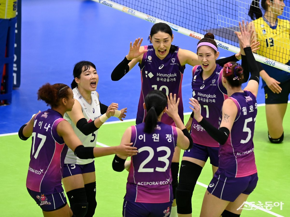 12일 수원체육관에서 열린 ‘도드람 2023~2024 V-리그‘ 여자부 현대건설과 흥국생명 경기에서 흥국생명 김연경이 공격 득점에 성공한 후 김수지와 기뻐하고 있다. 수원 | 김종원 기자 won@donga.com