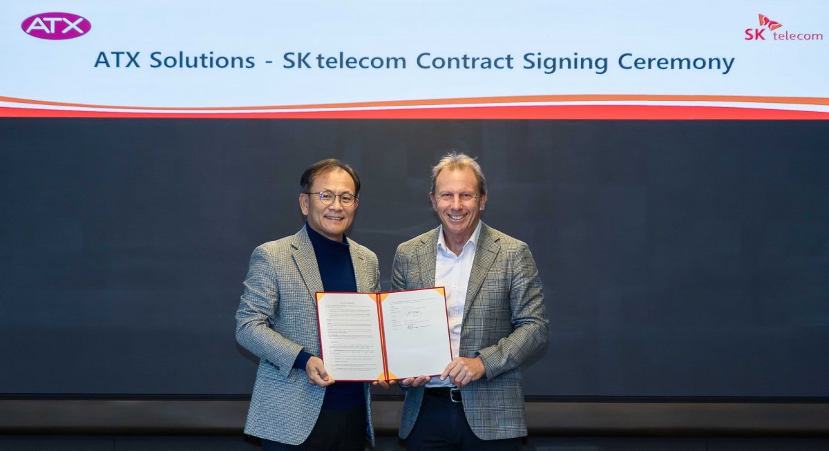 하민용 SK텔레콤 CDO(왼쪽)와 로저 데이비스 에이티엑스 창업자 겸 디렉터. 사진제공 | SK텔레콤