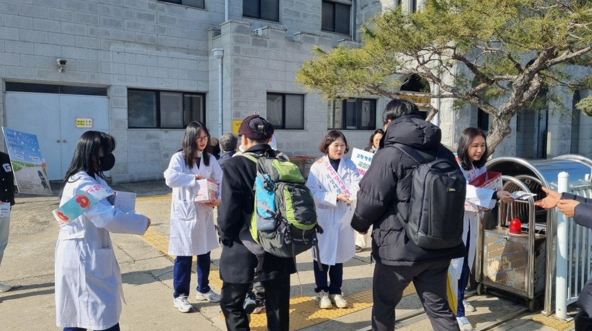 곡성군이 지난 9일 설 명절을 맞아 곡성역에서 귀성객을 대상으로 고향사랑기부제와 ‘소아과를 선물하세요’ 프로젝트 홍보를 실시하고 있는 모습. 사진제공ㅣ곡성군