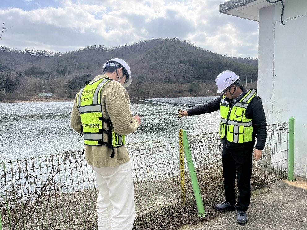전남본부 위험성평가 합동점검반이 진도 수장저수지의 안전난간 점검을 실시하고 있는 모습. 사진제공ㅣ한국농어촌공사 전남지역본부