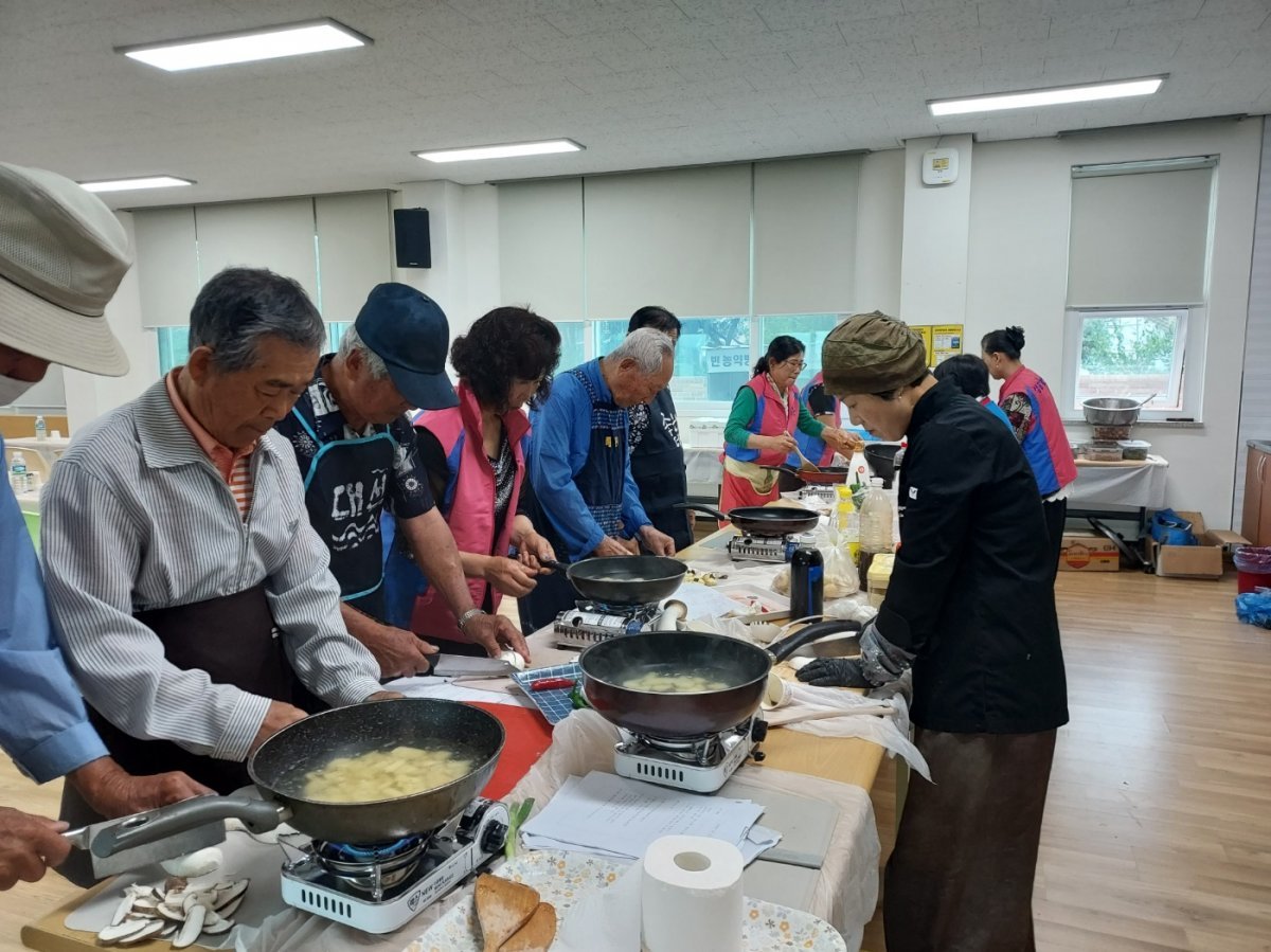 혼밥 회복프로 더 행복한 웰빙요리교실. 사진제공ㅣ영광군 군서면