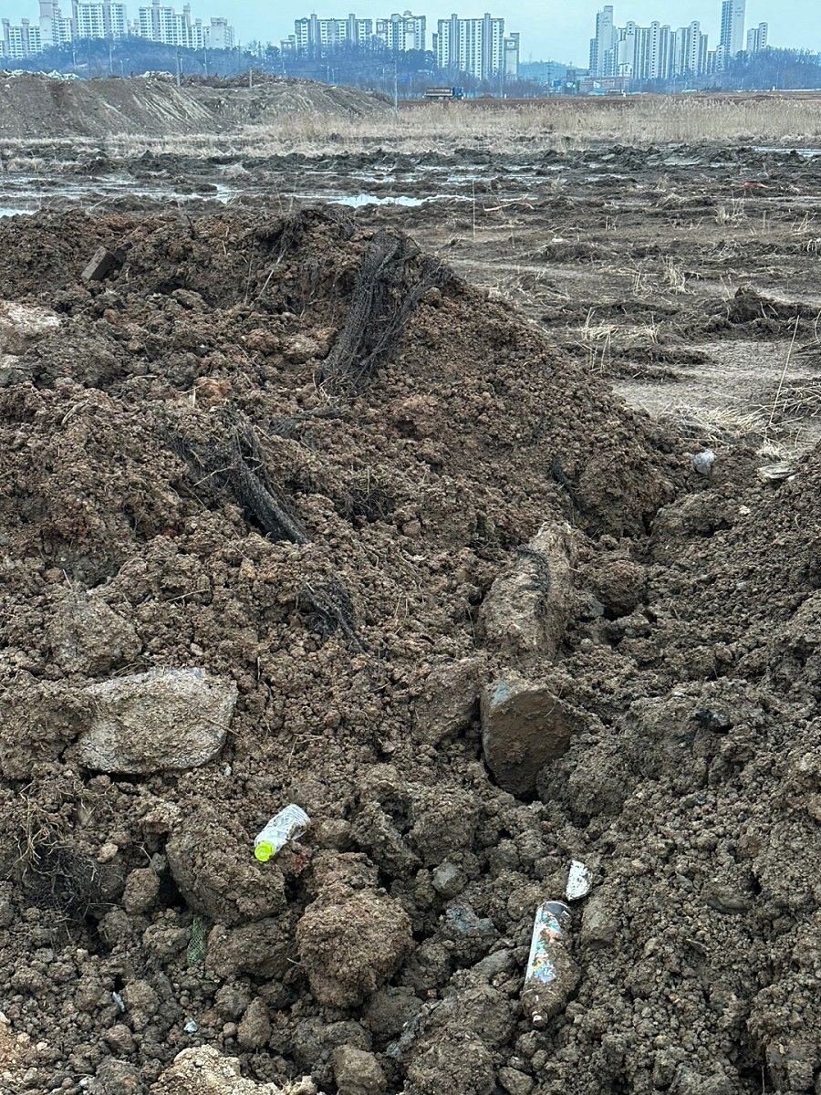 경기 ’시흥 거모지구 조성 공사‘ 조성 터 한 켠에 폐기물들이 쌓여있다. 사진ㅣ장관섭 기자