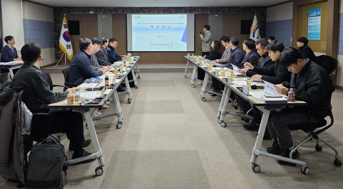 완도군과 한국수자원공사가 지난 7일 한국수자원공사 영·섬유역본부에서 보길(노화) 급수 구역 비상 공급망 구축 사업 기본 및 실시설계 용역 착수 보고회를 개최한 모습. 사진제공ㅣ완도군