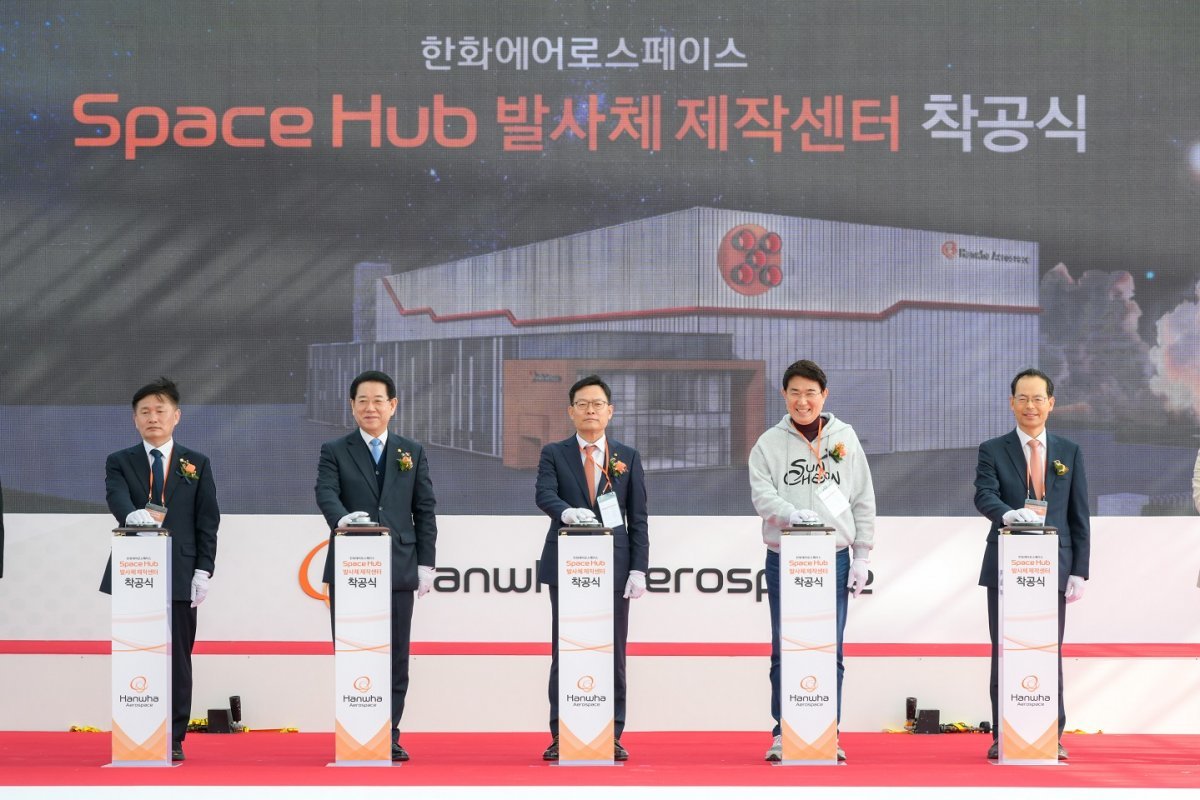 15일 스페이스 허브 발사체 제작센터 착공식. 사진 좌측부터, 서동용 국회의원, 김영록 전라남도지사, 한화에어로스페이스 손재일 대표, 노관규 순천시장, 송상락 광양만권경제자유구역청장. 사진제공ㅣ순천시