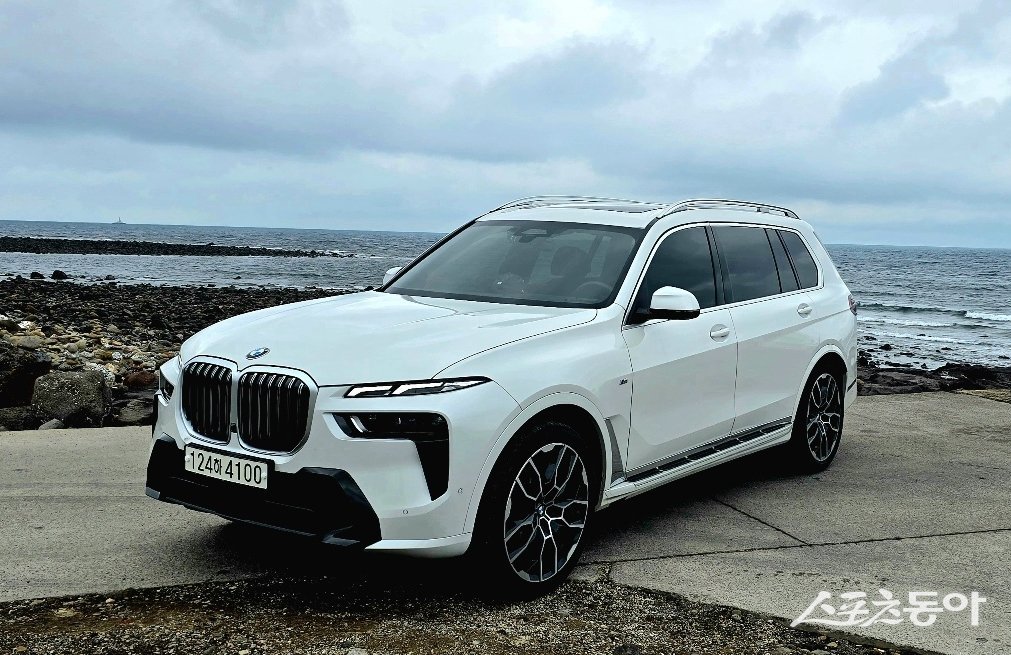 BMW X7은 대형 SUV가 갖춰야 할 우아한 승차감과 넉넉한 공간에 마일드하이브리드 시스템을 통한 효율성까지 더해진 매력적인 플래그십 SUV다. 원성열 기자 sereno@donga.com
