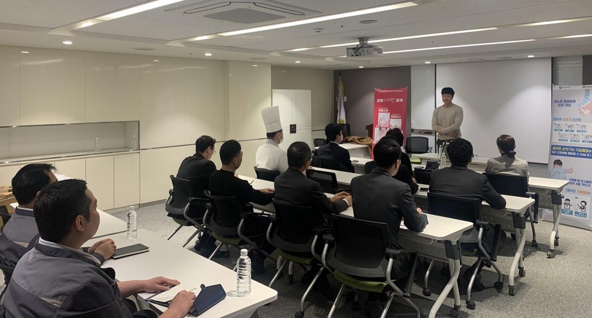 부산시가 지난 14~15일 해운대구 소재 숙박시설의 직원을 대상으로 감염병 예방 교육을 실시하고 있다. 사진제공ㅣ부산시